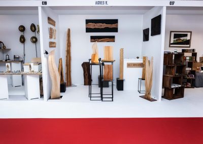 événement obart sculpture sur bois avec moquette rouge et stand blanc, design d'intérieur.